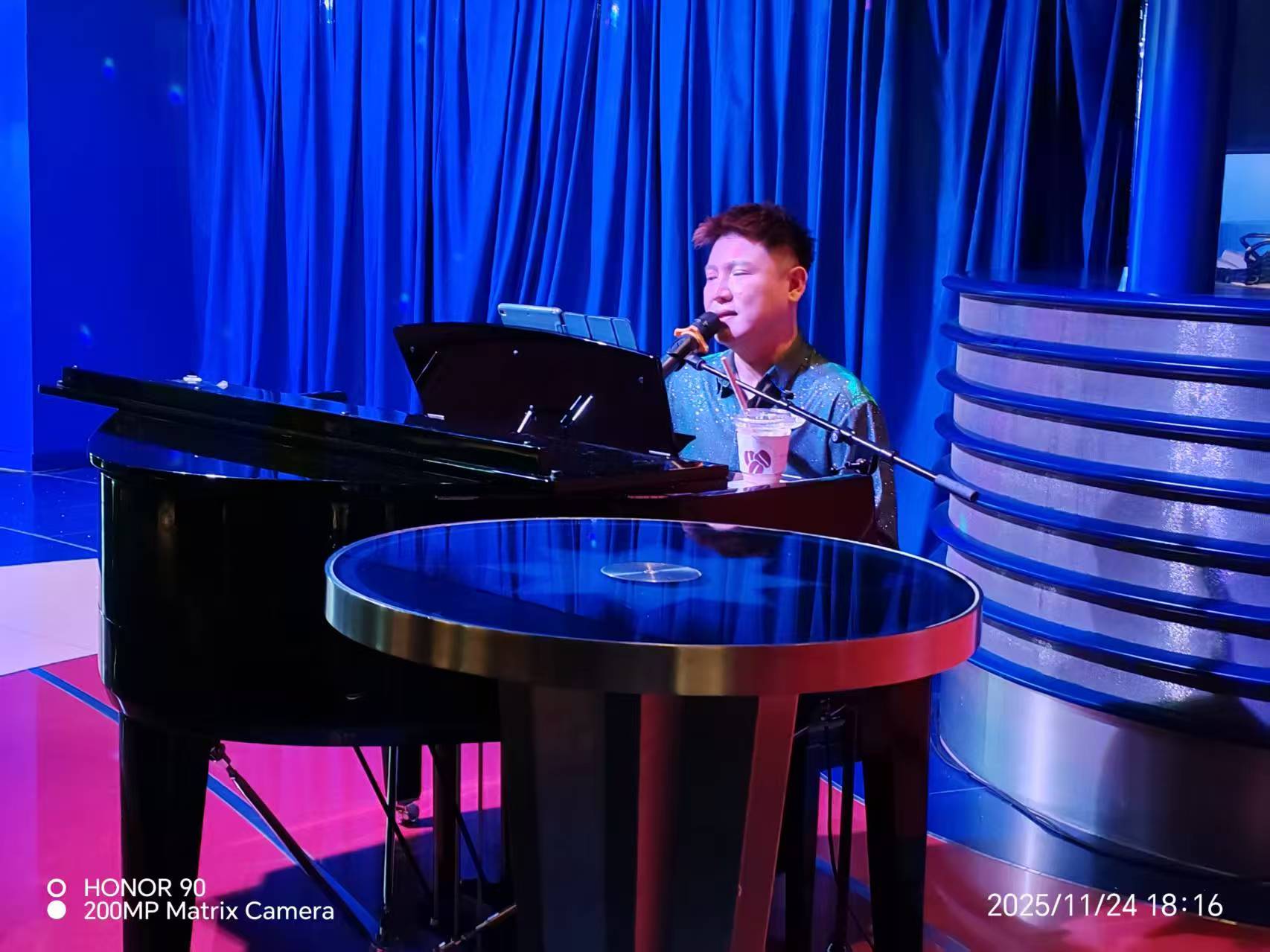 Bryan.T piano bar performance